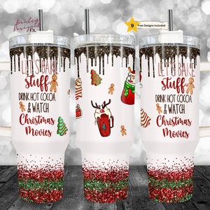 Puede incluir: Un vaso blanco con un borde de purpurina marrón y un asa blanca. El vaso tiene un diseño de hombres de jengibre, árboles de Navidad y el texto "Let's bake stuff, drink hot cocoa & watch Christmas movies".