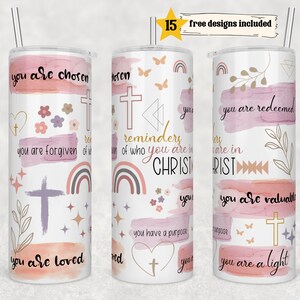 Pode incluir: Conjunto de três copos de aço inoxidável com citações inspiradoras e imagens cristãs. Os copos apresentam um fundo branco com detalhes em rosa, roxo e dourado. As citações incluem "Você é escolhido", "Você é perdoado", "Você é amado", "Lembretes de quem você é em Cristo", "Você é redimido", "Você é valioso", "Você tem um propósito", e "Você é uma luz".