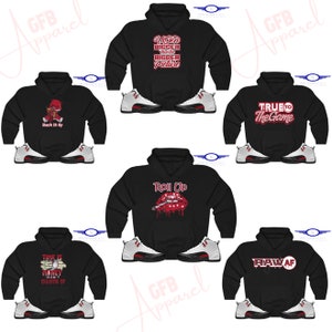 Puede incluir: Seis sudaderas con capucha negras con diferentes dise&ntilde;os gr&aacute;ficos rojos y zapatillas blancas y rojas. Las sudaderas tienen el siguiente texto: "Vision Bigger Than The Bigger Picture", "Rack It Up", "Roll Up", "True To The Game", "Time Is Money Don't Waste It", y "Raw Af".