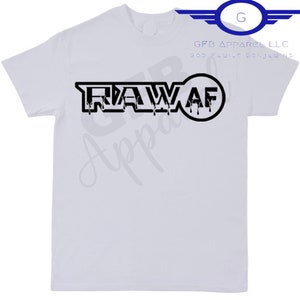 Puede incluir: Camiseta blanca con un gr&aacute;fico negro que dice "RAW AF" en letras que gotean. El gr&aacute;fico est&aacute; rodeado por un c&iacute;rculo negro. El texto "GFB Apparel LLC" y "God First, Dreams 2nd" est&aacute; impreso en negro en la parte superior de la camiseta.