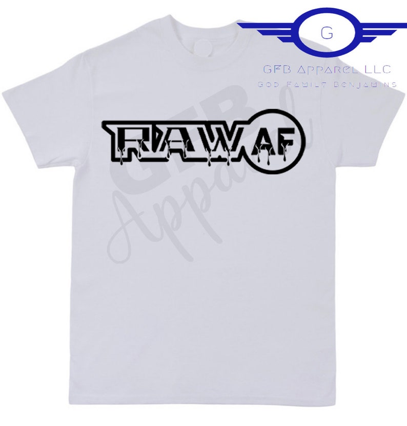 Puede incluir: Camiseta blanca con un gr&aacute;fico negro que dice "RAW AF" en letras que gotean. El gr&aacute;fico est&aacute; rodeado por un c&iacute;rculo negro. El texto "GFB Apparel LLC" y "God First, Dreams 2nd" est&aacute; impreso en negro en la parte superior de la camiseta.