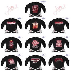 Puede incluir: Un conjunto de diez sudaderas negras con varios dise&ntilde;os gr&aacute;ficos rojos y blancos. Los dise&ntilde;os incluyen "HoodAF", "Hustle", "Cash is King", "Fear No Man But God", "Count Your Blessings Not Problems", "Addicted to Hustle", "Beast Mode" y "Backwards". Cada sudadera se combina con un par de zapatillas blancas y rojas.