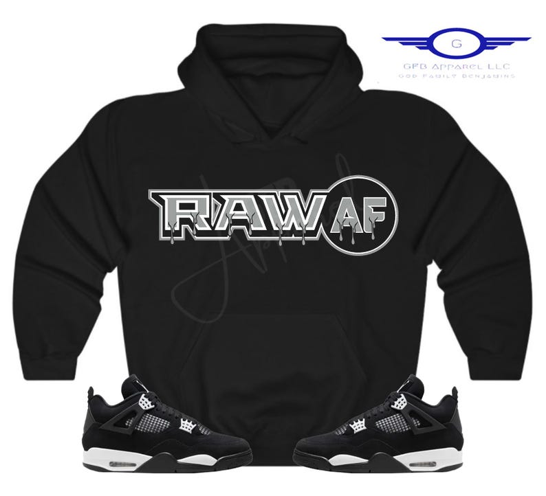 Puede incluir: Sudadera con capucha negra con un gr&aacute;fico blanco "RAW AF" y un par de zapatillas negras y blancas.