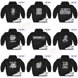 Pu&ograve; includere: Dieci felpe con cappuccio nere con diversi design grafici e testo bianco. Le felpe con cappuccio sono abbinate a scarpe da ginnastica bianche e nere.