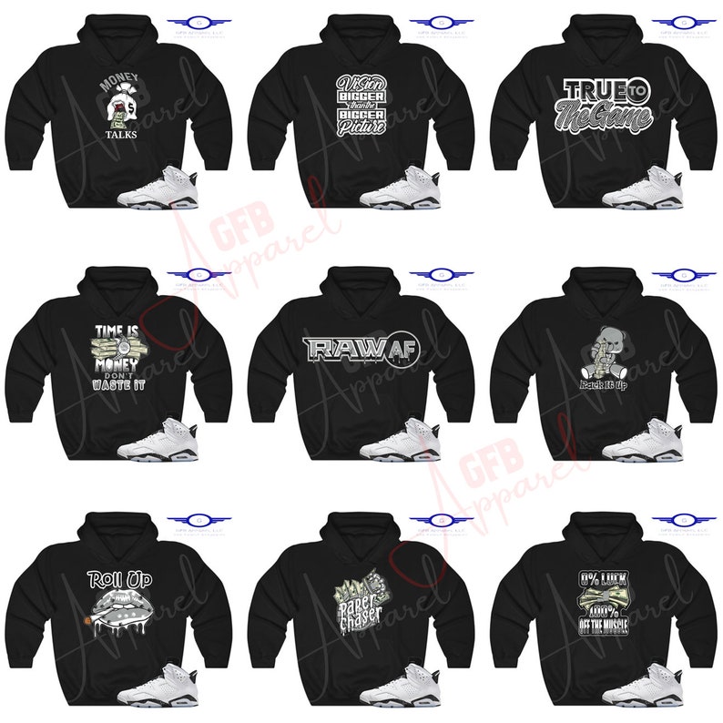 Pu&ograve; includere: Dieci felpe con cappuccio nere con diversi design grafici e testo bianco. Le felpe con cappuccio sono abbinate a scarpe da ginnastica bianche e nere.