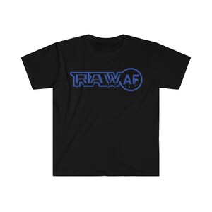 K&ouml;nnte beinhalten: Schwarzes T-Shirt mit einer blauen Grafik, auf der "RAW AF" in einer tropfenden Schrift steht.