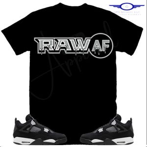Puede incluir: Camiseta negra con el texto "RAW AF" en una fuente plateada que gotea. La camiseta se combina con zapatillas negras y blancas.