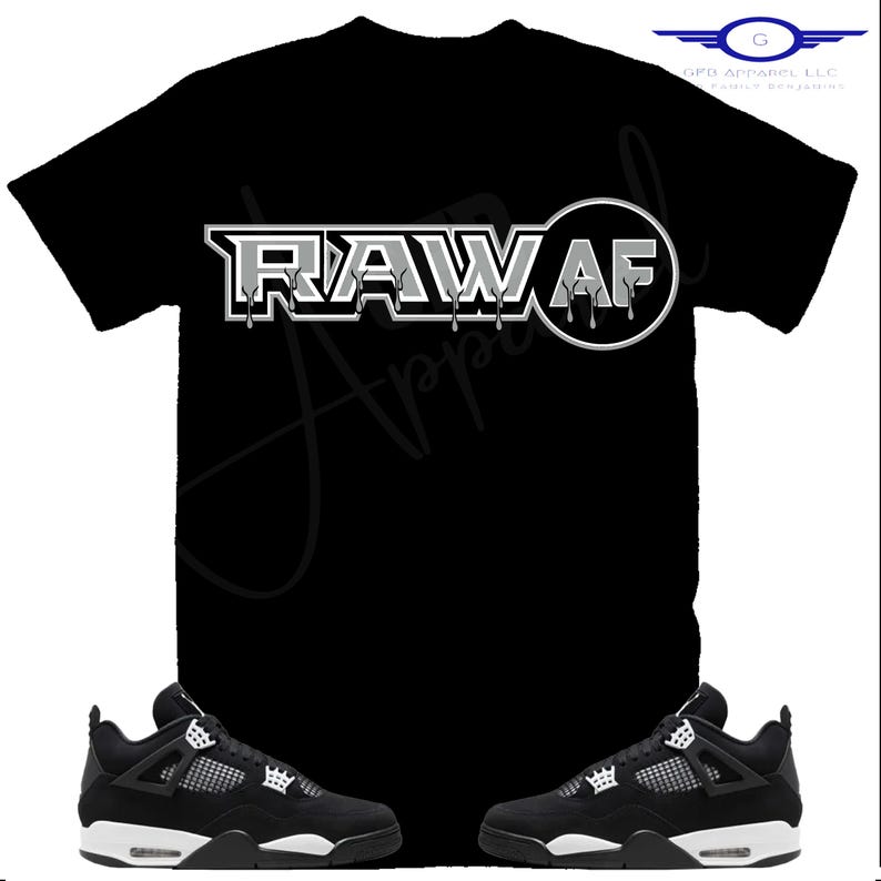 Puede incluir: Camiseta negra con el texto "RAW AF" en una fuente plateada que gotea. La camiseta se combina con zapatillas negras y blancas.