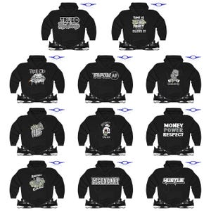 Puede incluir: Diez sudaderas con capucha negras con diferentes textos y gr&aacute;ficos blancos. El texto incluye "True to", "Time is Money", "Roll Up", "Rawaf", "Paper Chaser", "Money Talks", "Money Power Respect", "Married to the Game", "Legendary" y "Hustle".