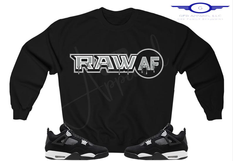 Puede incluir: Sudadera negra con el texto "RAW AF" en letras blancas y grises. La sudadera se combina con zapatillas negras y blancas.