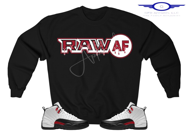 Puede incluir: Sudadera negra con el texto "RAW AF" en rojo con detalles blancos que gotean. La sudadera se combina con zapatillas blancas y negras con detalles rojos.