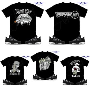 Puede incluir: Cuatro camisetas negras diferentes con varios dise&ntilde;os gr&aacute;ficos. Los dise&ntilde;os incluyen una boca de dibujos animados con un cigarrillo, las palabras "RAW AF", un oso de dibujos animados sosteniendo dinero y las palabras "Paper Chaser". Cada camiseta se combina con una zapatilla Air Jordan 4 negra y blanca.