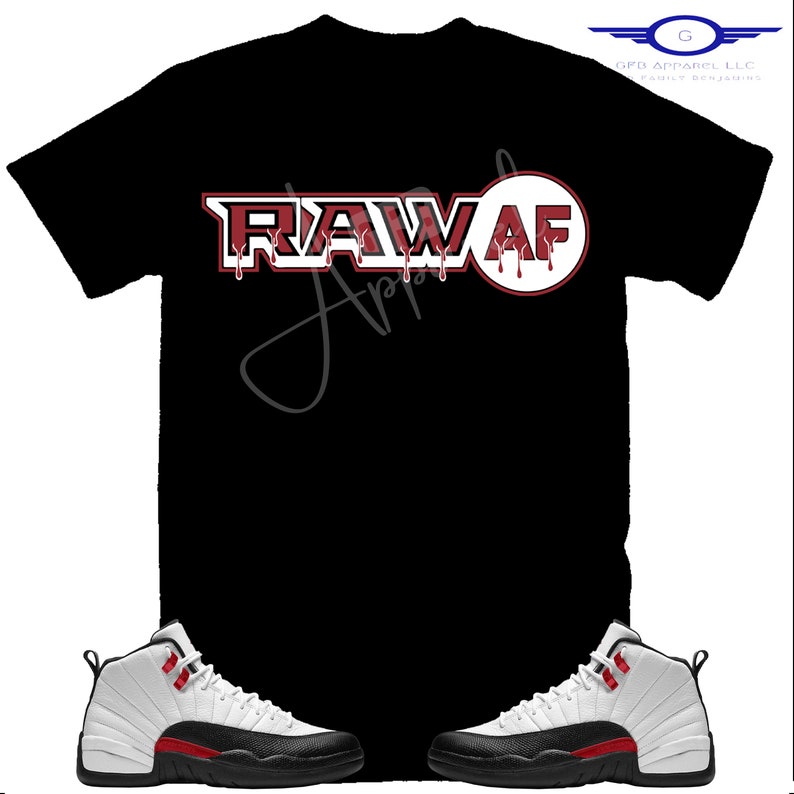 Puede incluir: Camiseta negra con el texto "RAW AF" en letras rojas y blancas con pintura roja goteando. Dos zapatillas blancas y negras con detalles rojos.