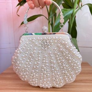 Shell Shape White Bead Embroidery Bag Pearl Bag Banquetbag with the Wrist Ring and Chains