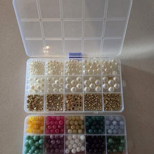 Kit definitivo para hacer joyas DIY de 1200 piezas / Cuentas acrílicas de colores, perlas de imitación y dijes espaciadores dorados / Paquete de suministros para la creación de pulseras