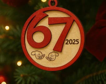 Adorno divertido de jerga 67 2025 • Chiste adolescente de tendencia 6 7 • Decoración viral de memes de TikTok • Regalo de humor para niños y adolescentes • Adorno de madera cortado con láser