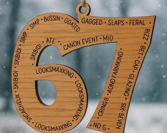 Adorno divertido de jerga 67 2025 • Chiste adolescente de tendencia 6 7 • Decoración viral de memes de TikTok • Regalo de humor para niños y adolescentes • Adorno de madera cortado con láser