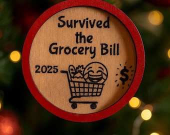 Adorno divertido "Sobreviví a la factura del supermercado 2025" • Tendencias • Decoración viral de memes de TikTok • Regalo humorístico • Adorno de madera cortado con láser