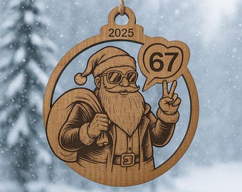 Adorno divertido de Papá Noel con jerga 67 (2025) • Decoración viral de memes de TikTok • Regalo humorístico para niños y adolescentes • Adorno de madera cortado con láser