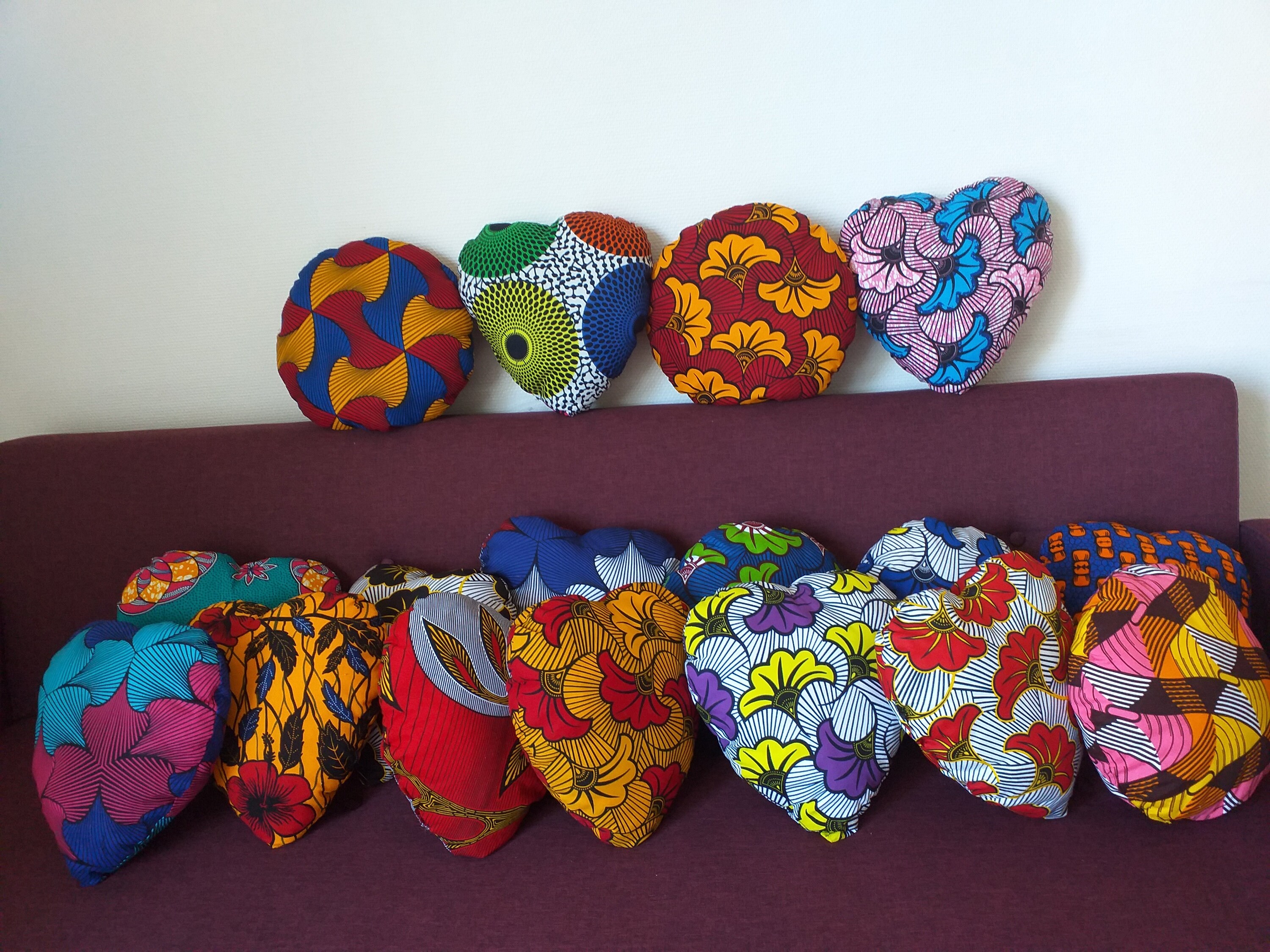 Coussins en Wax Coeur ou Rond 38 cm de Hauteur-Non Déhoussable.