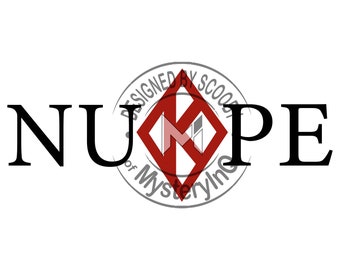 Pode incluir: Um diamante vermelho com um "M" estilizado no seu interior, rodeado por um círculo com o texto "Designed by Scoop of Mystery Inc." e as letras "NUPE" em preto.