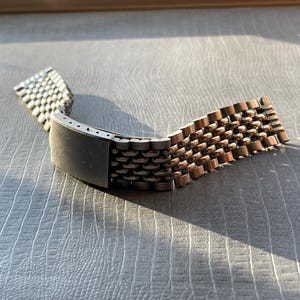 Vintage Speidal Beads of Rice Wristwatch. Staight ends 11/16 inches wide.Lenght of the Band is 6 1/4 inches long.