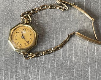 希少な A. LeCoultre CA。1920 年代の 14K ゴールド フィルド トランジション ウォッチ。25 年保証のケース。ペンダントとしても、手首に着用しても使えます。15J 3 調整可能。素晴らしい時間を保ちます。