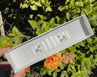 Unghie finte con farfalle in paradiso: unghie fatte a mano