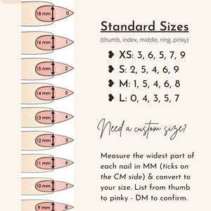 K&ouml;nnte beinhalten: Gr&ouml;&szlig;entabelle f&uuml;r Nagelspitzen, die verschiedene Gr&ouml;&szlig;en in Millimetern zeigt. Die Tabelle enth&auml;lt Standardgr&ouml;&szlig;en f&uuml;r Daumen, Zeigefinger, Mittelfinger, Ringfinger und kleinen Finger. Sie enth&auml;lt auch Anweisungen, wie Sie Ihre Nagelgr&ouml;&szlig;e messen und in das Gr&ouml;&szlig;ensystem der Tabelle umrechnen.
