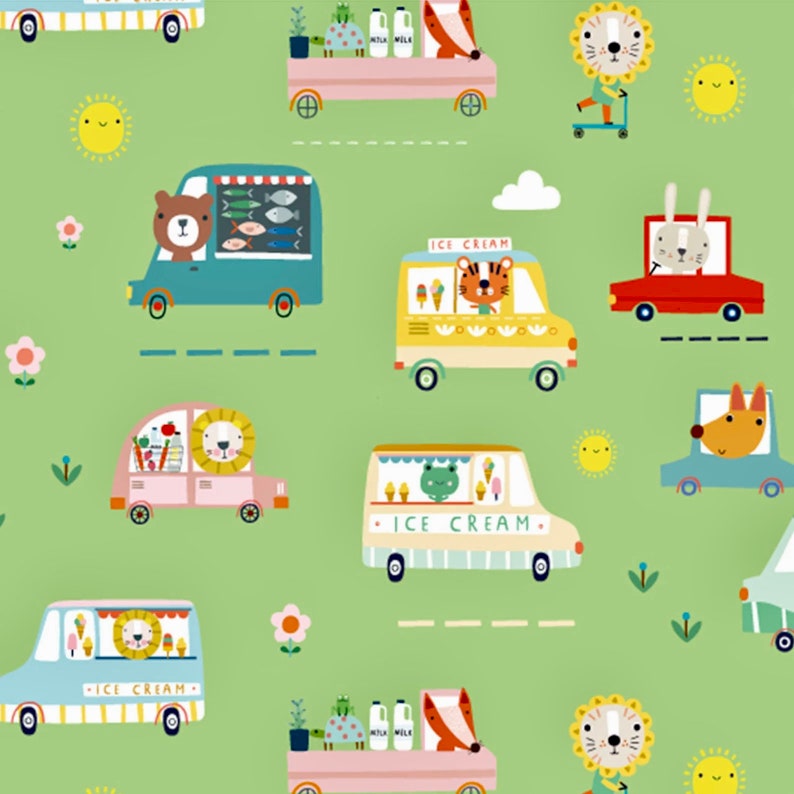 Op de afbeelding: Een groene achtergrond met een herhalend patroon van verschillende voertuigen met dierenmotieven. De voertuigen omvatten een ijswagen, een vismarkt-vrachtwagen, een melkwagen en een auto. De dieren omvatten een leeuw, een tijger, een vos, een kikker, een konijn en een beer. De voertuigen hebben wielen en bevinden zich op een weg met stippellijnen.