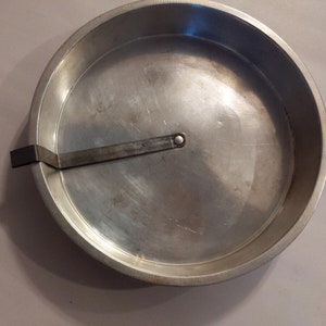 8 inch Vintage Comet Aluminum Cake Pan One