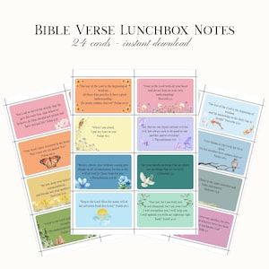 Può includere: Un set di 24 biglietti con versetti biblici per il portapranzo, composto da carte rettangolari colorate con linee di taglio tratteggiate. Ogni carta riporta un versetto unico accompagnato da illustrazioni di farfalle, uccelli e fiori.