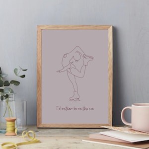 Könnte beinhalten: Ein gerahmter Druck mit einer Strichzeichnung einer Person, die Schlittschuh läuft, in lila Farbe. Der Text "I'd rather be on the ice" befindet sich unter der Zeichnung.