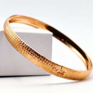 9ct Gold Bangle Bracelet 2.4g – Solid Rolled Edge, Hinged with Safety Catch – Oval Yellow Gold Bracelet – Gift Box Included