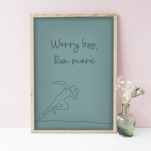 Puede incluir: Una impresi&oacute;n enmarcada con un fondo azul verdoso y una cita motivacional blanca que dice "Worry less, Run more". Un dibujo de l&iacute;nea de un corredor est&aacute; debajo de la cita.