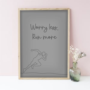 Puede incluir: Una cita motivacional, "Worry less, Run more", impresa en un fondo gris en un p&oacute;ster enmarcado. Un dibujo lineal de un corredor est&aacute; debajo del texto.