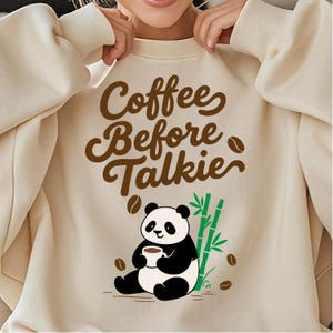 Café antes de hablar PNG, diseño de sublimación de panda lindo PNG, gráfico de cita de café divertido PNG, animal kawaii para camiseta y taza PNG, panda png
