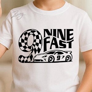 Könnte beinhalten: Weißes T-Shirt mit schwarzem Grafikdesign. Das Design zeigt eine karierte Zahl 9, die Worte "NINE FAST" und ein Rennwagen mit der Nummer 97. Geeignet für einen Kindergeburtstag.