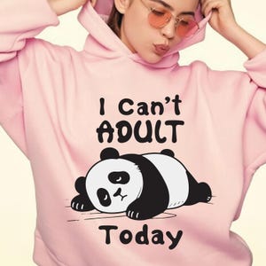 Panda perezoso divertido (Png), Hoy no puedo ser adulto (Png), Gráfico de animal lindo (Png), Humor antiadultismo (Png), Diseño de camiseta digital (Png)