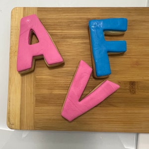 Galletas de letras elaboradas con masa quebrada o recubiertas de pasta de azúcar