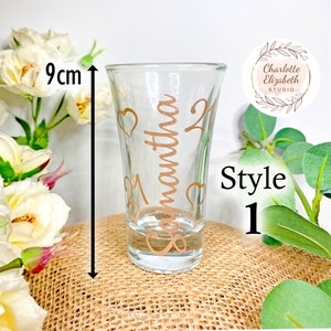 Op de afbeelding: Een helder glazen shotglas met een gouden ontwerp met de tekst "Samantha 21" en hartjes rond het ontwerp. Het shotglas is 9 cm hoog.
