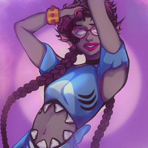 Puede incluir: Una ilustraci&oacute;n digital de un personaje de piel oscura, cabello morado en largas trenzas y gafas de ojo de gato rosas. El personaje viste un top corto azul con aberturas de branquias de tibur&oacute;n y un dobladillo dentado bordeado de dientes.
