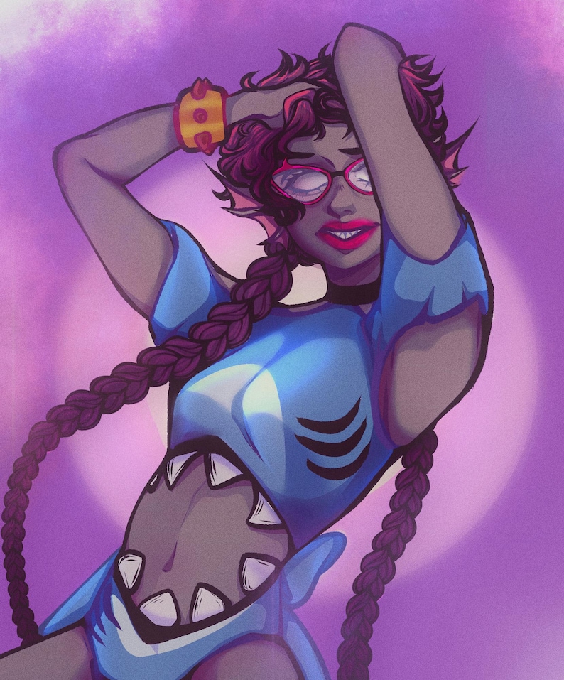 Puede incluir: Una ilustraci&oacute;n digital de un personaje de piel oscura, cabello morado en largas trenzas y gafas de ojo de gato rosas. El personaje viste un top corto azul con aberturas de branquias de tibur&oacute;n y un dobladillo dentado bordeado de dientes.