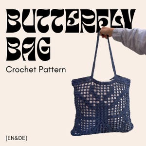 Könnte beinhalten: Eine marineblaue gehäkelte Tragetasche mit Schmetterlingsdesign. Die Tasche wird von einer Person gehalten. Der Text "BUTTERFLY BAG" und "Crochet Pattern" sind in Schwarz dargestellt. Der Text "(EN&DE)" wird unten links angezeigt.