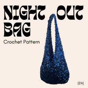 Könnte beinhalten: Eine blaue, gehäkelte Tasche mit Pailletten und einem langen Riemen. Die Tasche hat eine tropfenförmige Form. Die Worte "NIGHT OUT BAG" stehen in großen schwarzen Buchstaben über der Tasche, darunter "Crochet Pattern".