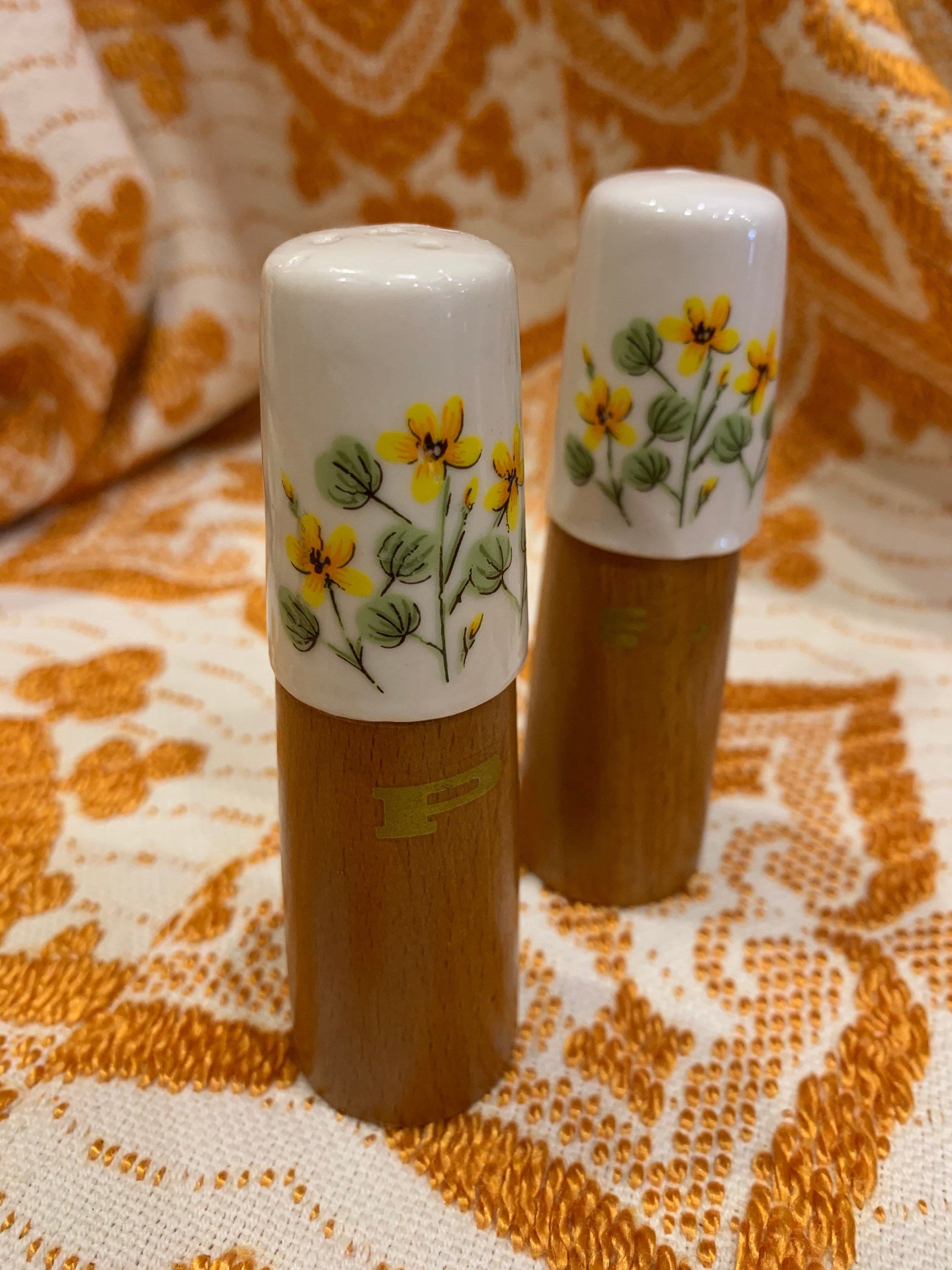 60s 70s Salt and Pepper shakers, wooden base ceramic top with Flower detail.