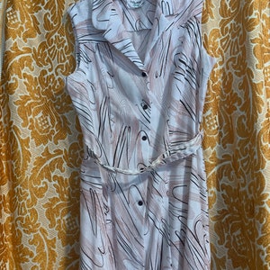 Vestido camisa midi anos 80 sem mangas com botões e cinto