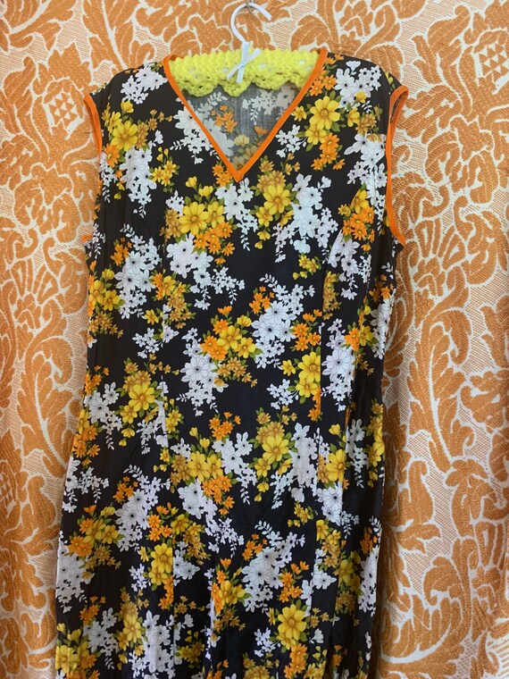 60s/ 70s floral fitted shift sleeveless dress. - image 8