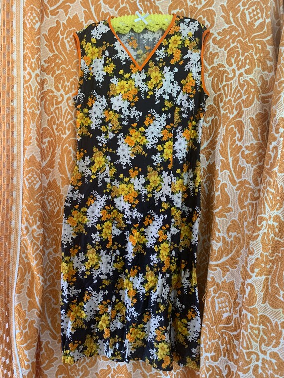 60s/ 70s floral fitted shift sleeveless dress. - image 2
