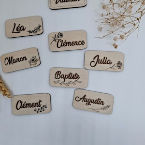 Marque-places en bois personnalisés - Bois naturel pour Mariage, Anniversaire, Baptême, Noël - Décoration élégante et raffinée.